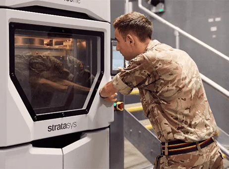 Militär tekniker använder industriell 3D-skrivare – additiv tillverkning inom försvar