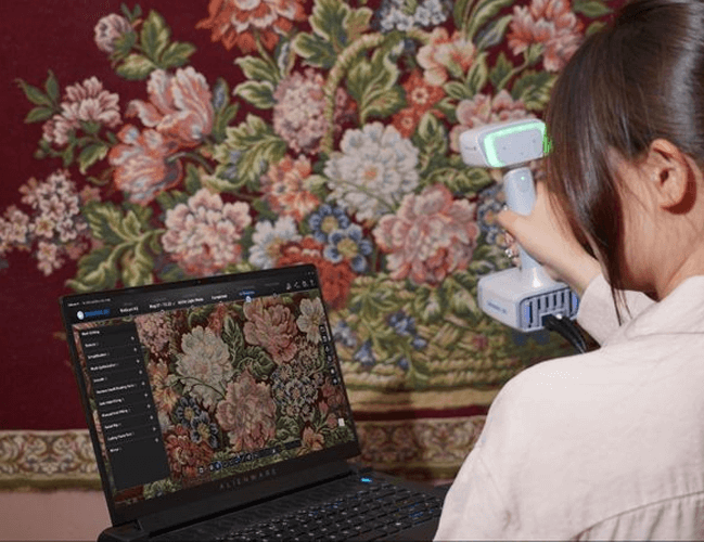 Person skannar textil med handhållen 3D-skanner – digitalisering av mönster och ytor