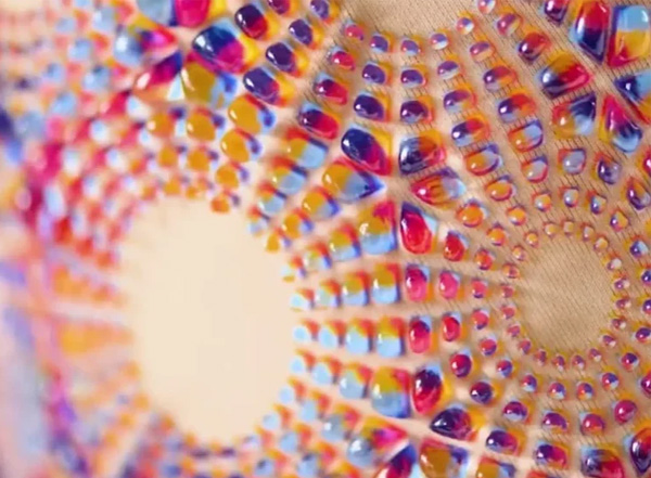 Närbild på 3D-print på tyg – detaljerad struktur och flerfärgad design