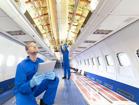 Tekniker inspekterar flygplansinteriör – underhåll och produktion inom flygindustrin