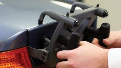 3D-printad monteringsfixtur används vid fordonsproduktion hos BMW – ergonomiskt verktyg för exakt och repeterbar montering av komponenter.
