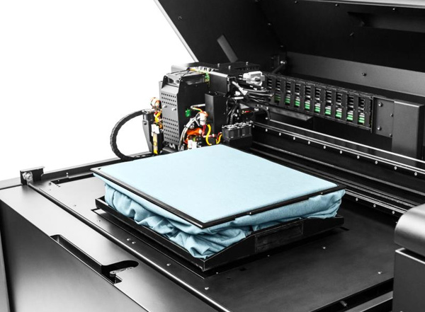 3D-print på textil i skrivare – tyg placerat på byggplatta för additiv tillverkning