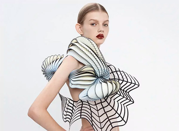 3D-printat modeplagg med komplex struktur – visar designfrihet med additiv tillverkning