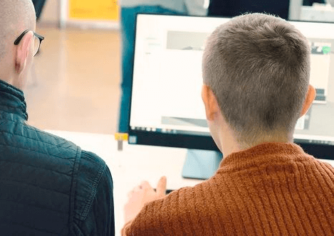 Två personer arbetar vid dator – design och utveckling för additiv tillverkning