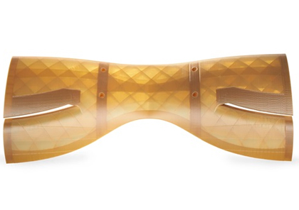 3D-utskriven komponent i ULTEM-material, visad i närbild för att lyfta fram detaljrikedom och ytfinish hos högpresterande termoplast.