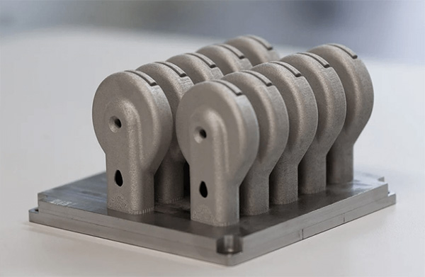 Småskalig serieproduktion av 3D-printade metallkomponenter på byggplatta
