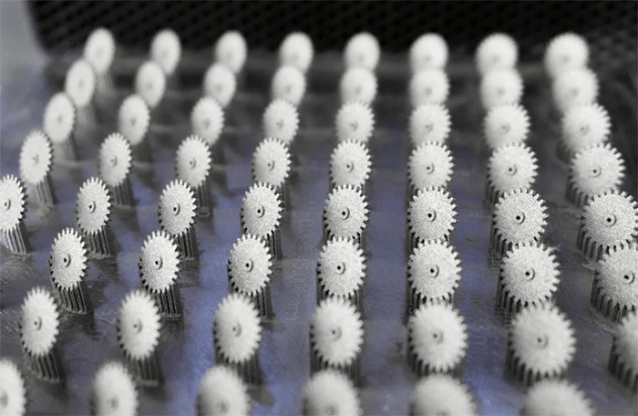 Byggplatta med flera 3D-printade metallkomponenter i serieproduktion