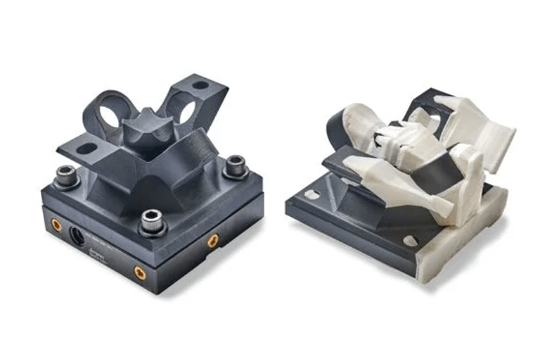 To 3d-printede detaljer ved siden af hinanden. Kompleks geometri. Den højre detalje viser støttematerialet.