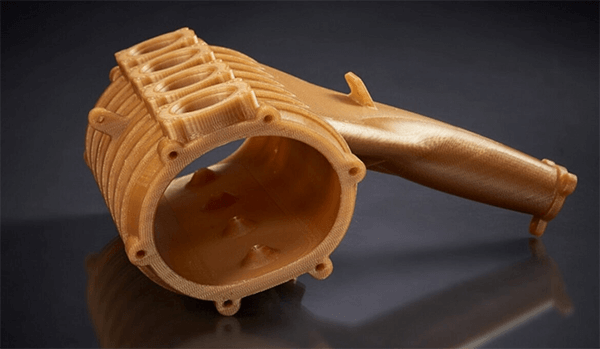 3D-printad komponent i ULTEM med hög styrka och kemikalieresistens, utvecklad för krävande industriella applikationer inom additiv tillverkning.