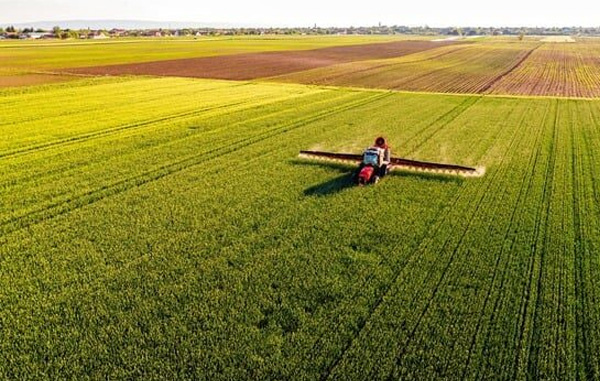 Jordbruksmaskin i fält – effektiv produktion och hantering inom lantbruksindustrin
