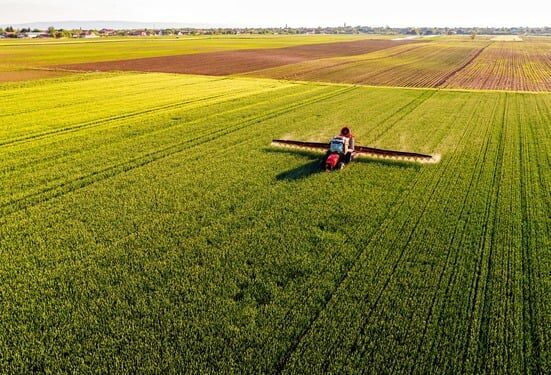 Jordbruksmaskin i fält – effektiv produktion och hantering inom lantbruksindustrin