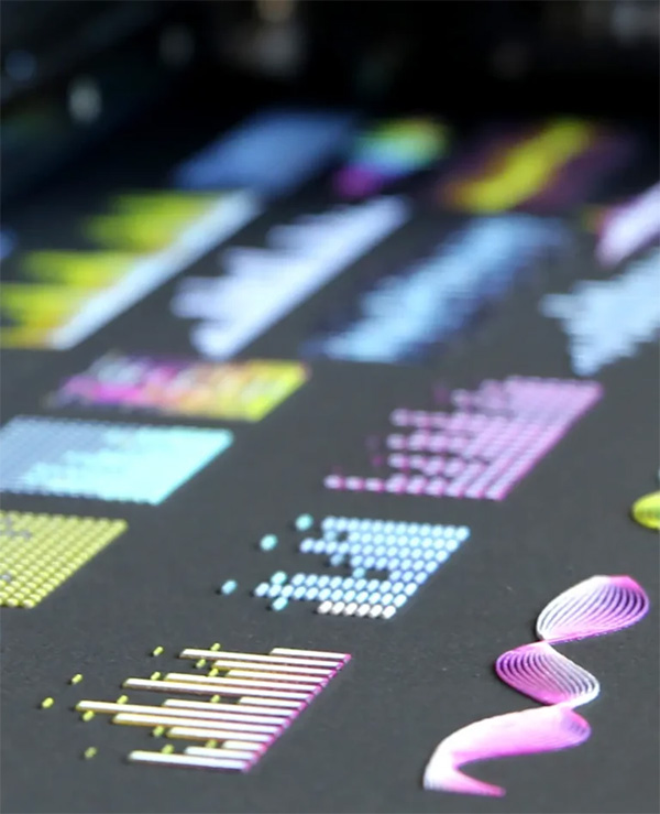 Närbild på PolyJet 3D-print på textil – flerfärgad design med hög detaljrikedom