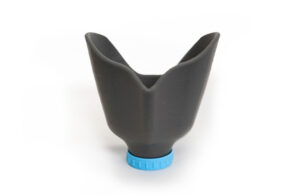 Svart 3D-printad applikation formad som flaskhals med turkos kork.