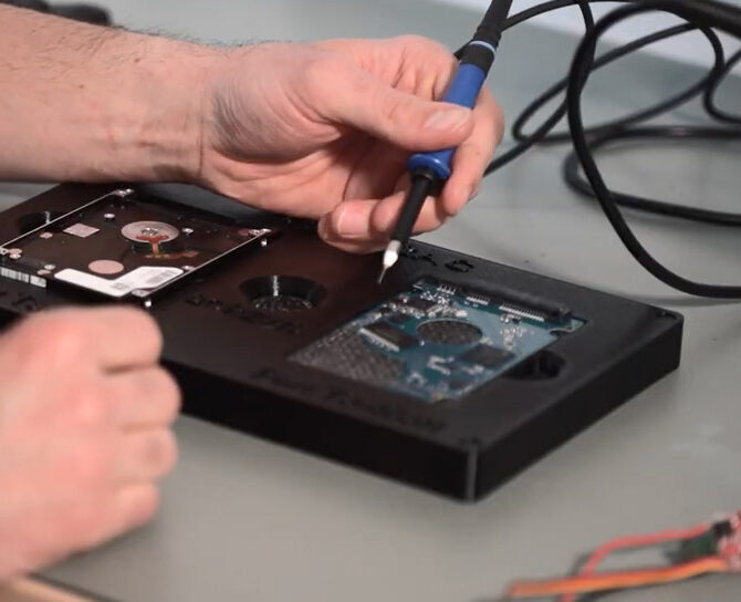 Montering av elektronikkomponent i fixtur – precisionsarbete i produktutveckling och tillverkning