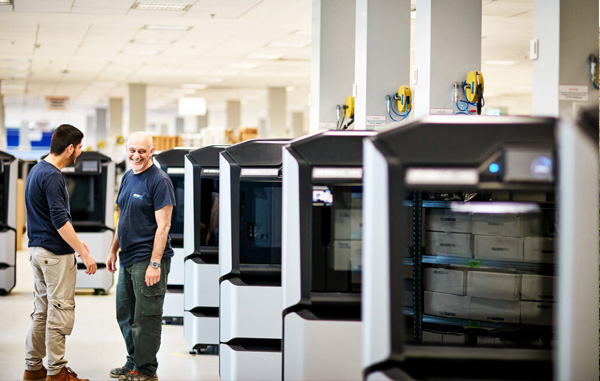 Operatörer vid Stratasys 3D-skrivare – produktion och drift i additiv tillverkning