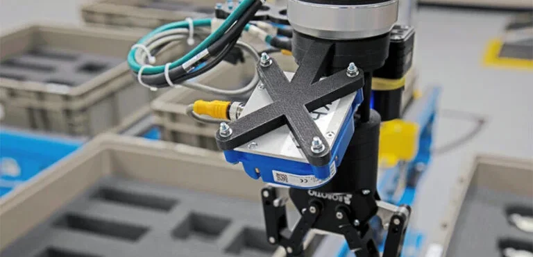 3D-printet fikstur monteret på robotgriber i automatiseret produktionslinje til fleksibel og effektiv industriel fremstilling